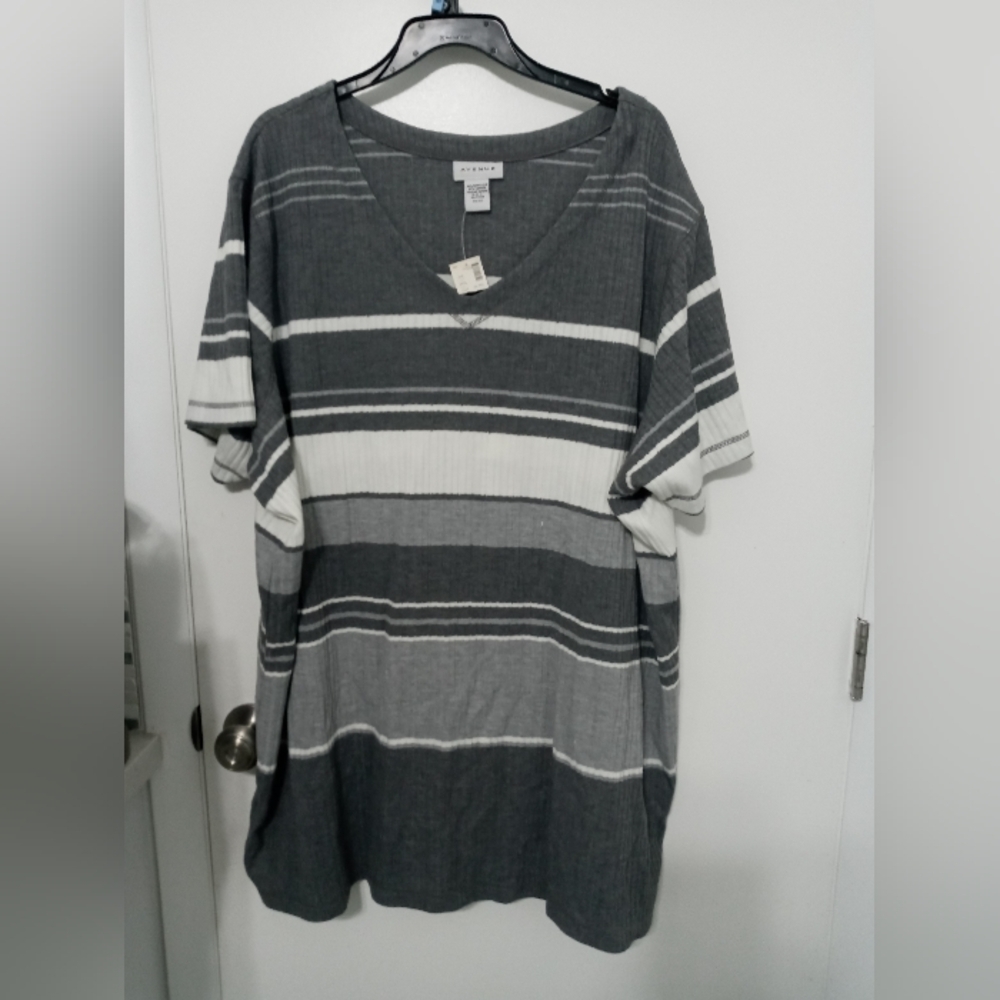 Avenue Short Sleeve Gray and White Striped V Neck Ribbed Sweater Tunic Blouse